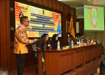 Asisten Bidang Administrasi Umum Setdaprov Kalimantan Selatan, Ahmad Bagiawan saat menyampaikan sambutan tertulis Gubernur Kalsel pada rapat koordinasi (Rakor) Biro Kesra tahun 2024 di Banjarbaru 