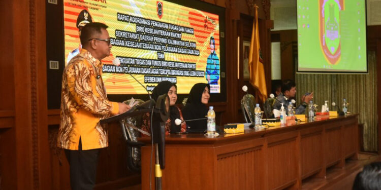 Asisten Bidang Administrasi Umum Setdaprov Kalimantan Selatan, Ahmad Bagiawan saat menyampaikan sambutan tertulis Gubernur Kalsel pada rapat koordinasi (Rakor) Biro Kesra tahun 2024 di Banjarbaru 