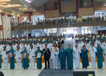 Gubernur Kalsel H Sahbirin Noor di dampingi Pj Bupati Tapin M Syarifuddin berfoto bersama usai pengukuhan perpanjangan masa jabatan kepala desa dan BPD se-Kabupaten Tapin, Selasa (6/8).