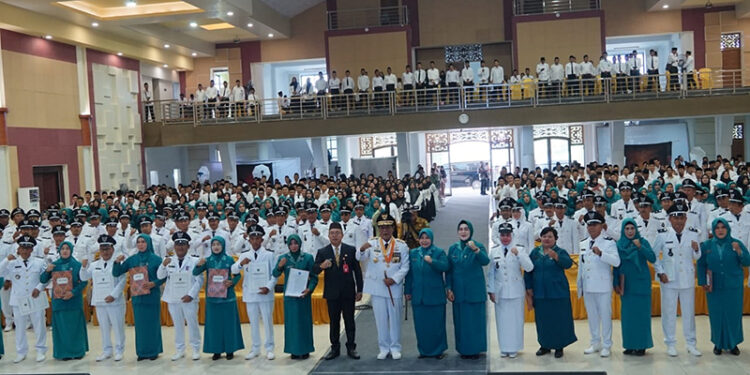 Gubernur Kalsel H Sahbirin Noor di dampingi Pj Bupati Tapin M Syarifuddin berfoto bersama usai pengukuhan perpanjangan masa jabatan kepala desa dan BPD se-Kabupaten Tapin, Selasa (6/8).
