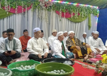 SEKDA Tapin H Sufiansyah saat menghadiri Haul Guru Bangil di Pondok Pesantren Miftahussalam Desa Pariuk, Sabtu (10/8) malam. (Foto: mb/ist)