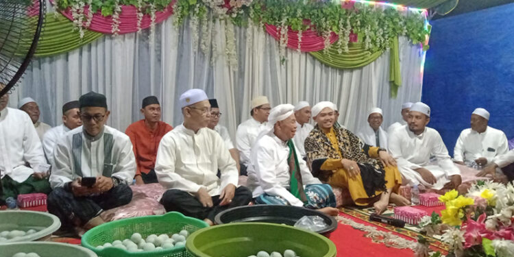 SEKDA Tapin H Sufiansyah saat menghadiri Haul Guru Bangil di Pondok Pesantren Miftahussalam Desa Pariuk, Sabtu (10/8) malam. (Foto: mb/ist)