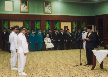 GUBERNUR Kalimantan Selatan H Sahbirin Noor ketika melantik Penjabat (Pj) Bupati Barito Kuala (Batola) Dinansyah dan Pj Bupati Hulu Sungai Selatan (HSS) Endri, di Gedung Idham Chalid, Kantor Gubernur Kalsel di Banjarbaru.