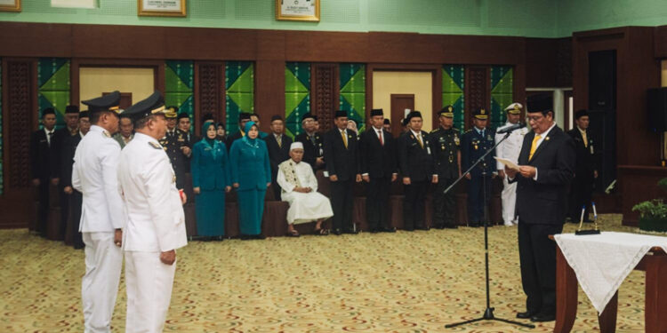 GUBERNUR Kalimantan Selatan H Sahbirin Noor ketika melantik Penjabat (Pj) Bupati Barito Kuala (Batola) Dinansyah dan Pj Bupati Hulu Sungai Selatan (HSS) Endri, di Gedung Idham Chalid, Kantor Gubernur Kalsel di Banjarbaru.