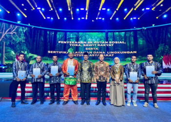 Gubernur Kalimantan Selatan, H Sahbirin Noor berfoto bersama Dirjen Planologi Kehutanan dan Tata Lingkungan (PKTL) dan Kepala Dinas Kehutanan Kalsel, Hj Fathimatuzzahra usai penyerahan SK Tanah Obyek Reforma Agraria (TORA) kepada masyarakat pada Festival LIKE 2 yang diadakan Kementerian Lingkungan Hidup dan Kehutanan (KLHK), di Jakarta