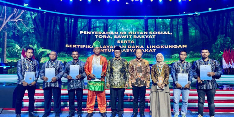 Gubernur Kalimantan Selatan, H Sahbirin Noor berfoto bersama Dirjen Planologi Kehutanan dan Tata Lingkungan (PKTL) dan Kepala Dinas Kehutanan Kalsel, Hj Fathimatuzzahra usai penyerahan SK Tanah Obyek Reforma Agraria (TORA) kepada masyarakat pada Festival LIKE 2 yang diadakan Kementerian Lingkungan Hidup dan Kehutanan (KLHK), di Jakarta