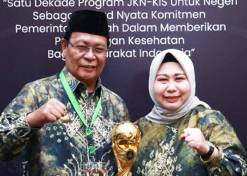 Gubernur Kalimantan Selatan, H Sahbirin Noor bersama isteri, Hj Raudatul Jannah, SKM, MKes berfoto dengan penghargaan Universal Health Coverage (UHC) Award tahun 2024 