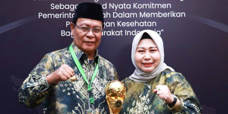 Gubernur Kalimantan Selatan, H Sahbirin Noor bersama isteri, Hj Raudatul Jannah, SKM, MKes berfoto dengan penghargaan Universal Health Coverage (UHC) Award tahun 2024 