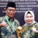 Gubernur Kalimantan Selatan, H Sahbirin Noor bersama isteri, Hj Raudatul Jannah, SKM, MKes berfoto dengan penghargaan Universal Health Coverage (UHC) Award tahun 2024 