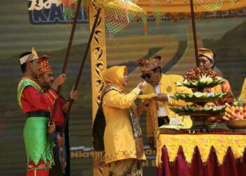 GBUBERNUR Kalimantan Selatan H Sahbirin Noor saat menerima suapan nasi astakona dari Ketua Tim Penggerak PKK Provinsi Kalsel Hj Raudatul Jannah atau Acil Odah pada puncak peringatan Hari Jadi ke-74 Provinsi Kalimantan Selatan tahun 2024.