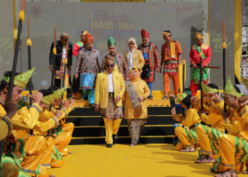 DISAMBUT MAMANDA – Gubernur Kalsel H Sahbirin dan istrinya, Hj Raudatul Jannah atau Acil Odah disambut para pemain kesenian Mamanda, saat menghadiri acara puncak Hari Jadi ke-74 Provinsi Kalsel yang berlangsung di halaman Kantor Gubernur Lama di Banjarmasin, Rabu (14/8) pagi.