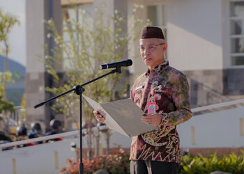 SEKDA Tapin H Sufiansyah saat menjadi pembina apel peringatan Harjad Kalsel di halaman kantor Setda Tapin, Rabu (14/8).