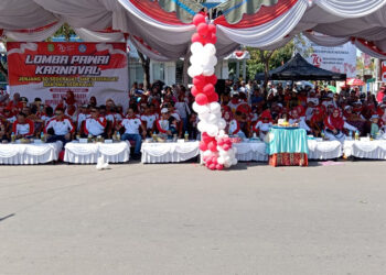 SUASANA pawai karnaval pelajar yang di hadiri jajaran pejabat di lingkungan Pemkab Tapin di Bundaran Sirang Piri, Kamis (15/8).