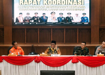 Gubernur Kalimantan Selatan, H Sahnirin Noor saat memimpin Rapat Koordinasi (Rakor) Kesiapsiagaan Bencana Karhutla dan Kekeringan Tahun 2024 bersama relawan di Gedung KH Idham Chalid, Perkantoran Gubernur Kalsel di Banjarbaru.