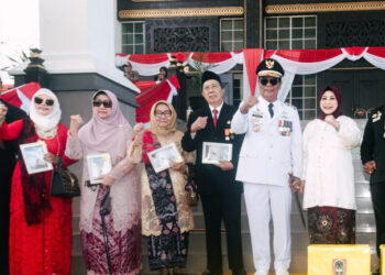 Gubernur Kalimantan Selatan, H Sahbirin Noor saat berfoto bersama Gubernur dan isteri Gubernur terdahulu pada disela peringatan HUT ke-79 Kemerdekaan RI