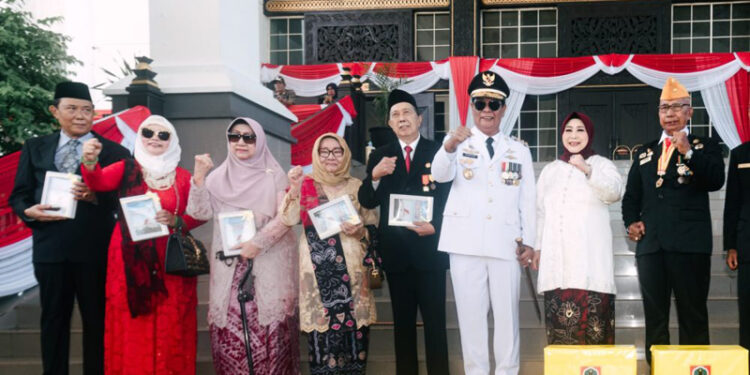 Gubernur Kalimantan Selatan, H Sahbirin Noor saat berfoto bersama Gubernur dan isteri Gubernur terdahulu pada disela peringatan HUT ke-79 Kemerdekaan RI