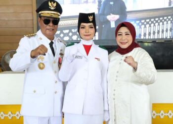 NOOR Azkya Allima, putri Gubernur Kalsel H Sahbirin Noor dan Ketua Tim Penggerak PKK Kalsel Hj Raudatul Jannah atau Acil Odah, berfoto bersama usai melaksanakan tugas sebagai pembawa baki bendera merah putih pada penaikan bendera HUT ke-79 Kemerdekaan RI.