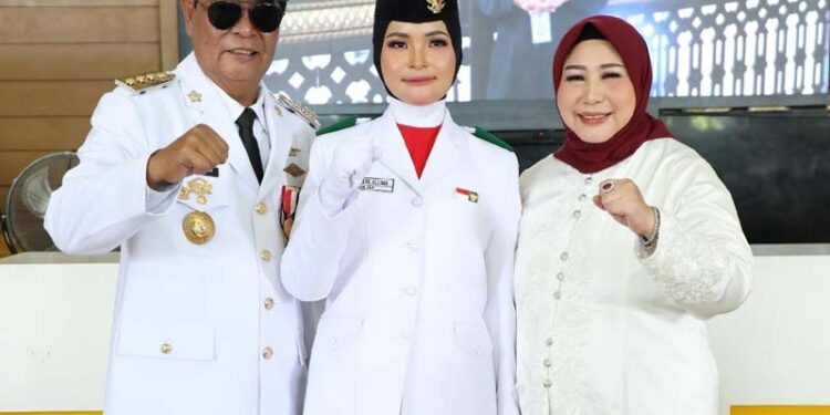 NOOR Azkya Allima, putri Gubernur Kalsel H Sahbirin Noor dan Ketua Tim Penggerak PKK Kalsel Hj Raudatul Jannah atau Acil Odah, berfoto bersama usai melaksanakan tugas sebagai pembawa baki bendera merah putih pada penaikan bendera HUT ke-79 Kemerdekaan RI.