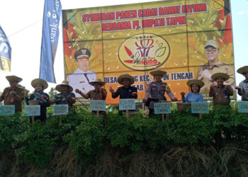 PJ Bupati Tapin M Syarifuddin berfoto bersama pada acara syukuran dan panen Cabe Rawit Hiyung di Desa Hiyung, Kecamatan Tapin Tengah, Selasa (20/8).