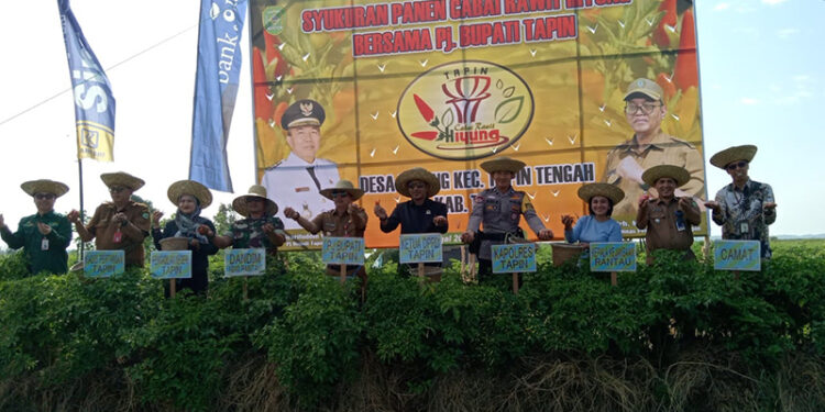 PJ Bupati Tapin M Syarifuddin berfoto bersama pada acara syukuran dan panen Cabe Rawit Hiyung di Desa Hiyung, Kecamatan Tapin Tengah, Selasa (20/8).