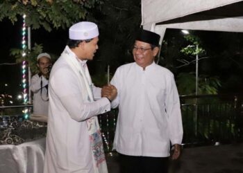 GUBERNUR Kalimantan Selatan, H Sahbirin Noor atau Paman Birin bersalaman akrab dengan Dr H Arrazy Hasyim MA atau Buya Arrazy di sela selawatan dan tausiah rutin di Bumi Sholawat Alam Roh 88, Desa Kiram, Kabupaten Banjar.