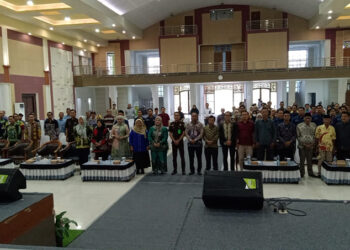 ASISTEN Pemerintah dan Kesra H Zainal Abidin mewakili Pj Bupati Tapin berfoto bersama usai rakor uji publik hasil DPS yang dilaksanakan KPU Tapin.