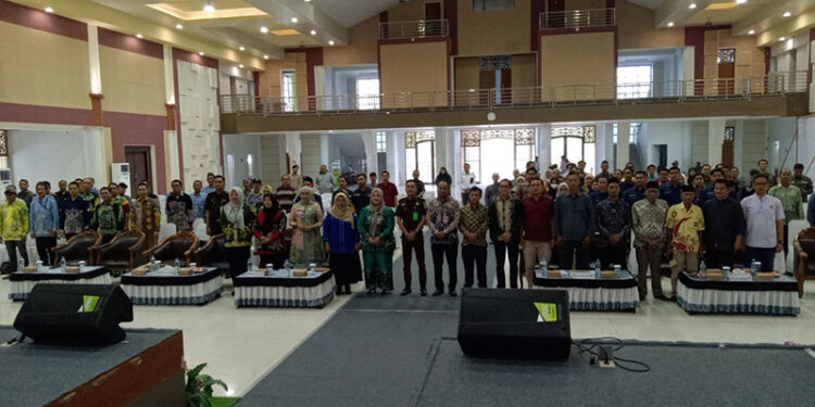 ASISTEN Pemerintah dan Kesra H Zainal Abidin mewakili Pj Bupati Tapin berfoto bersama usai rakor uji publik hasil DPS yang dilaksanakan KPU Tapin.