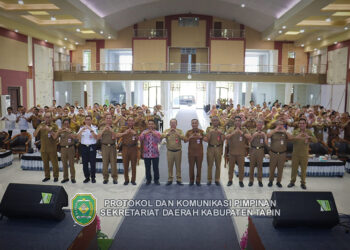 PJ Bupati Tapin M Syarifuddin berfoto bersama usai membuka Bimtek Pendampingan Aplikasi Srikandi di lingkungan Pemkab Tapin, senin (26/8).