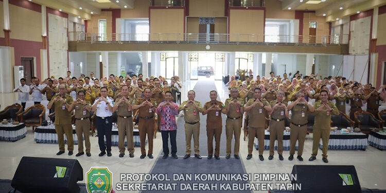 PJ Bupati Tapin M Syarifuddin berfoto bersama usai membuka Bimtek Pendampingan Aplikasi Srikandi di lingkungan Pemkab Tapin, senin (26/8).