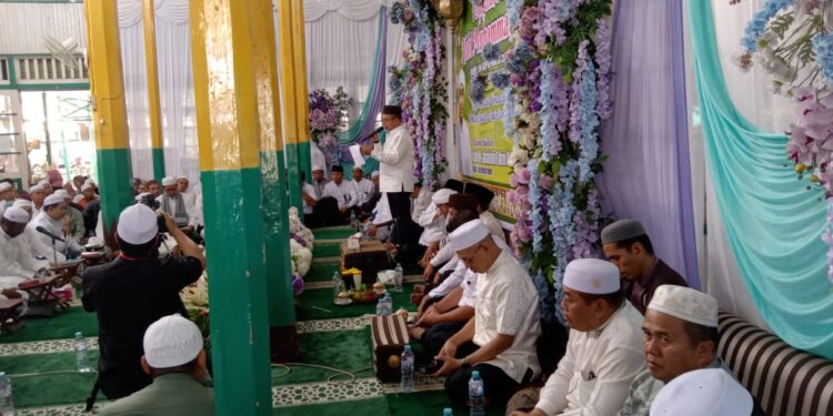 PJ Bupati Tapin M Syarifuddin MPd saat memberikan sambutan pada kegiatan prosesi baayun maulid (baayun anak) menyambut kelahiran nabi Muhammad SAW di Masjid Keramat Al Mukaromah desa Banua Halat, kecamatan Tapin Utara.