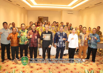 PJ Bupati Tapin M Syarifuddin berfoto bersama Sekretaris Daerah Dr H Sufiansyah MAP, Direktur Tata Kelola Kesehatan Masyarakat Kemenkes RI dan perwakilan Dinas Kesehatan Provinsi Kalsel di One Hotel, Jakarta.