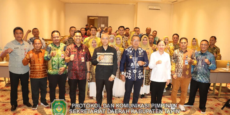 PJ Bupati Tapin M Syarifuddin berfoto bersama Sekretaris Daerah Dr H Sufiansyah MAP, Direktur Tata Kelola Kesehatan Masyarakat Kemenkes RI dan perwakilan Dinas Kesehatan Provinsi Kalsel di One Hotel, Jakarta.