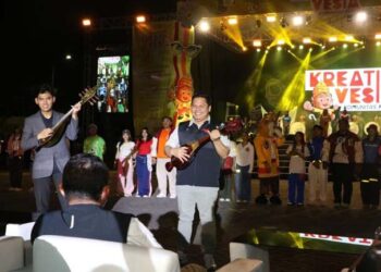 Sekdaprov Kalimantan Selatan, Roy Rizali Anwar bersama Deputi 1 Bidang Pemberdayaan Pemuda, Kemenpora, Dr Asrorun Ni’am Sholeh memetik alat musik panting sebagai tanda dibukanya Kreativesia Nasional Tahun 2024 di Banjarbaru