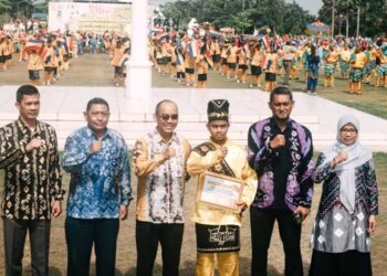 Staf Ahli Gubernur Bidang Pemerintahan, Hukum dan Politik, Adi Santoso, SSos, MSi berfoto bersama 1.000 Sinoman Hadrah menandai Pembukaan Kreativesia Nasional 2024.