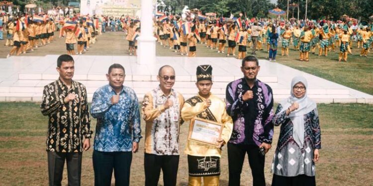 Staf Ahli Gubernur Bidang Pemerintahan, Hukum dan Politik, Adi Santoso, SSos, MSi berfoto bersama 1.000 Sinoman Hadrah menandai Pembukaan Kreativesia Nasional 2024.