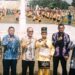 Staf Ahli Gubernur Bidang Pemerintahan, Hukum dan Politik, Adi Santoso, SSos, MSi berfoto bersama 1.000 Sinoman Hadrah menandai Pembukaan Kreativesia Nasional 2024.