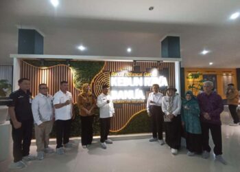 Asisten Bidang Administrasi Umum Setdaprov Kalsel, Ahmad Bagiawan berfoto bersama usai meninjau nature of exhibition banua bontinacal garden di kawasan Kebun Raya Banua di Banjarbaru