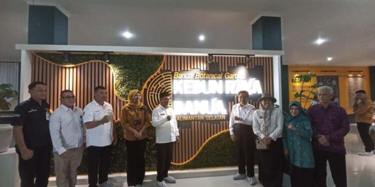 Asisten Bidang Administrasi Umum Setdaprov Kalsel, Ahmad Bagiawan berfoto bersama usai meninjau nature of exhibition banua bontinacal garden di kawasan Kebun Raya Banua di Banjarbaru