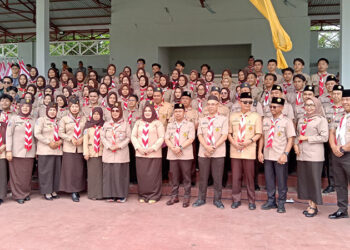 SEKDA Tapin H Sufiansyah berfoto bersama Ketua Kwarcab Pramuka Tapin H Yamani dan jajaran kwarcab, Sabtu (7/9).