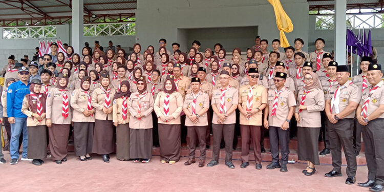 SEKDA Tapin H Sufiansyah berfoto bersama Ketua Kwarcab Pramuka Tapin H Yamani dan jajaran kwarcab, Sabtu (7/9).