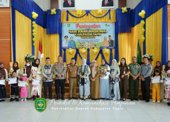 PJ Bupati Tapin M Syarifuddin berfoto bersama usai acara Peringatan Hari Anak Nasional tingkat Kabupaten Tapin, Selasa (10/9).
