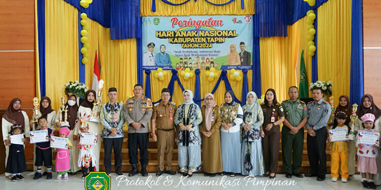 PJ Bupati Tapin M Syarifuddin berfoto bersama usai acara Peringatan Hari Anak Nasional tingkat Kabupaten Tapin, Selasa (10/9).