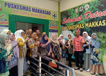 PJ Ketua TP PKK Masrupah dan Kepala Dinas Kesehatan Dr Alfian Yusuf serta rombongan FKKS saat mengunjungi Puskesmas Makasssau, Kecamatan Ujung Pandang, Kota Makassar.
