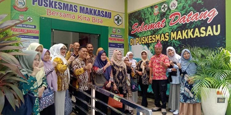 PJ Ketua TP PKK Masrupah dan Kepala Dinas Kesehatan Dr Alfian Yusuf serta rombongan FKKS saat mengunjungi Puskesmas Makasssau, Kecamatan Ujung Pandang, Kota Makassar.
