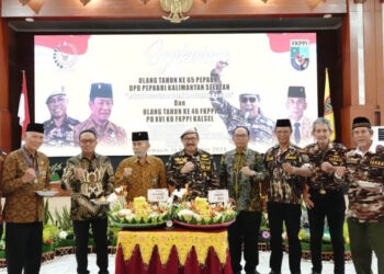 Staf Ahli Gubernur Bidang Pemerintahan, Hukum dan Politik, Adi Santoso, SSos, MSi ikut menyaksikan pemotong nasi tumpeng pada peringatan HUT ke-65 Persatuan Purnawirawan Angkatan Bersenjata Republik Indonesia (PEPABRI) dan HUT ke-46 Forum Komunikasi Putra-putri Purnawirawan dan Putra-putri TNI-Polri (FKPPI) tahun 2024.