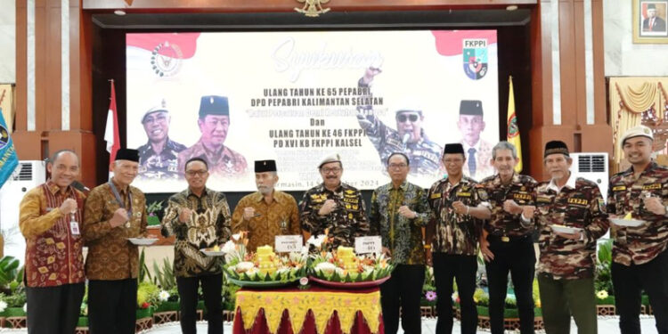 Staf Ahli Gubernur Bidang Pemerintahan, Hukum dan Politik, Adi Santoso, SSos, MSi ikut menyaksikan pemotong nasi tumpeng pada peringatan HUT ke-65 Persatuan Purnawirawan Angkatan Bersenjata Republik Indonesia (PEPABRI) dan HUT ke-46 Forum Komunikasi Putra-putri Purnawirawan dan Putra-putri TNI-Polri (FKPPI) tahun 2024.