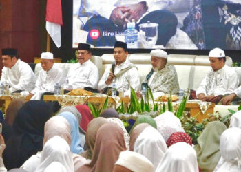 Dr H Arrazy Hasyim atau Buya Arrazy saat menyampaikan tausiah pada gema maulid selama 40 malam yang diisiasi Gubernur Kalsel, H Sahbirin Noor atau Paman Birin dan dihadiri Sekdaprov Kalsel, Roy Rizali Anwar serta Plt Ketua DPRD Provinsi Kalsel, H Supian HK