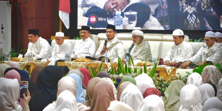 Dr H Arrazy Hasyim atau Buya Arrazy saat menyampaikan tausiah pada gema maulid selama 40 malam yang diisiasi Gubernur Kalsel, H Sahbirin Noor atau Paman Birin dan dihadiri Sekdaprov Kalsel, Roy Rizali Anwar serta Plt Ketua DPRD Provinsi Kalsel, H Supian HK