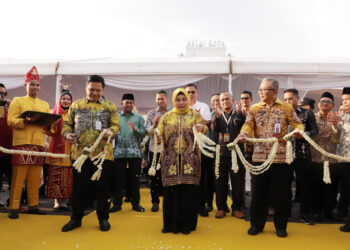 Sekdaprov Kalimantan Selatan, Roy Rizali Anwar bersama Ketua Tim Penggerak PKK Provinsi Kalsel, Hj Raudatul Jannah atau Acil Odah ketika memotong untaian melati sebagai tanda dibukanya Kalsel Expo 2024 di Banjarbaru