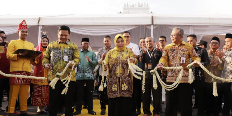 Sekdaprov Kalimantan Selatan, Roy Rizali Anwar bersama Ketua Tim Penggerak PKK Provinsi Kalsel, Hj Raudatul Jannah atau Acil Odah ketika memotong untaian melati sebagai tanda dibukanya Kalsel Expo 2024 di Banjarbaru